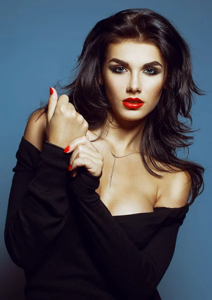 High fashion look. Portrait of a fashionable model with sexy red lips, beautiful naked shoulders and perfect skin. — Stock Photo, Image