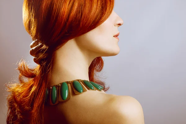 Retrato emotivo de un modelo de moda con cabello rizado rojo (jengibre) y maquillaje natural — Foto de Stock