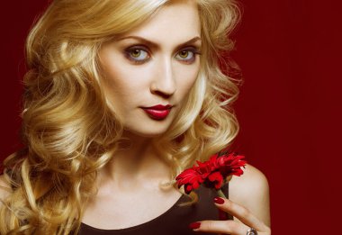 Güzel seksi kadın yüz closeup, kırmızı dudaklar, çivi ve Rose çiçek makyaj. Güzellik sarışın kız. Tutku. Makyaj, saç modeli ve manikür.