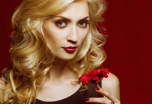 Красивая сексуальная женщина лица крупным планом, макияж с красными губами, ногтями и цветок розы. Блондинка красавица. Страсть. Макияж, волосы и маникюр . — стоковое фото