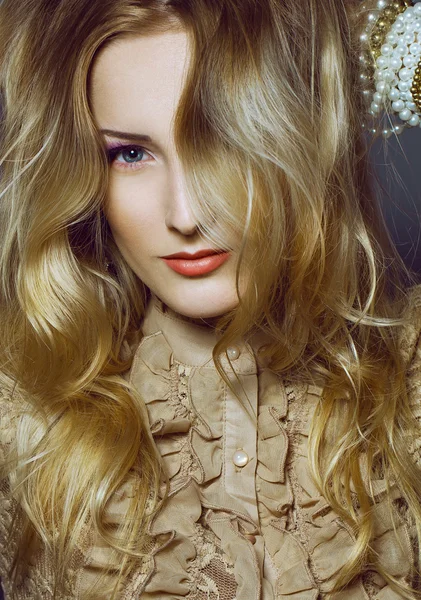 Piękna dziewczyna z doskonałej skóry, blond włosy i niebieskie oczy pozowanie na szarym tle. Portret z bliska. — Zdjęcie stockowe
