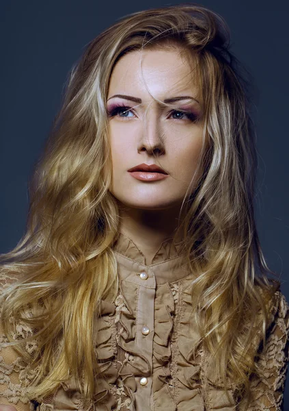 Menina bonita com pele perfeita, cabelo loiro e olhos azuis posando no fundo cinza. Fechar retrato . — Fotografia de Stock