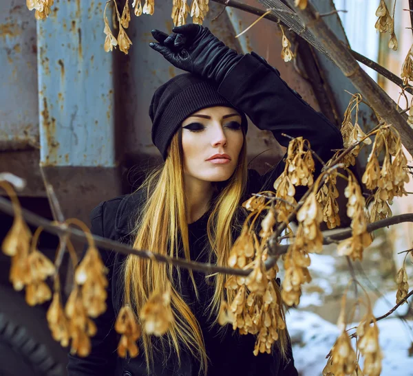 Retrato emotivo de una hermosa modelo de mujer con pelo largo y rizado y con maquillaje oscuro por la noche, con chaqueta negra . — Foto de Stock
