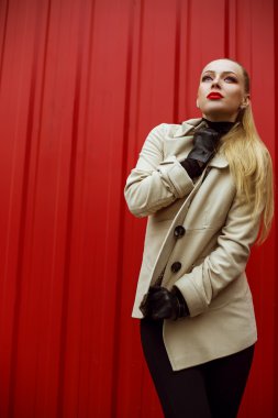 Sokak moda kavramı. Güzel sarışın kız n trendy rahat kıyafetler kırmızı geometri backgroundl üzerinde poz moda portre. Vogue tarzı. Açık atış