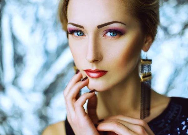 Hermosa cara Sexy Mujer primer plano, con rosa labios, ojos azules y maquillaje púrpura. Chica rubia de belleza. Maquillaje, peinado y manicura. Boca sensual. Fondo metálico. Concepto de belleza moda . — Foto de Stock