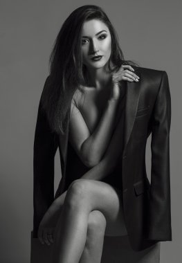 Kadın güzellik kavramı. Şık genç kız portresi sadece mavi arka plan üzerinde poz klasik erkek ceket giymiş. Kusursuz bir beden ve cilt. Vogue tarzı. Stüdyo vurdu