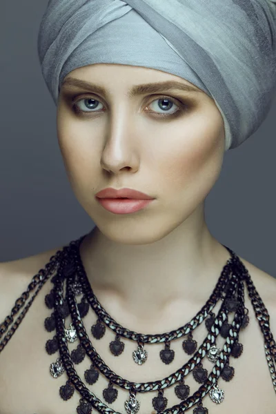 Retrato emotivo de un modelo de moda en turbante y maquillaje natural. Piel perfecta. Concepto de alta moda. Captura de estudio — Foto de Stock