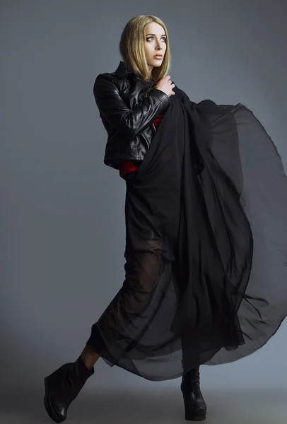 Wygląd mody. Portret model modne blondynka w pięknej czarnej spódnicy szyfonu i skórzaną kurtkę. Łapka — Zdjęcie stockowe