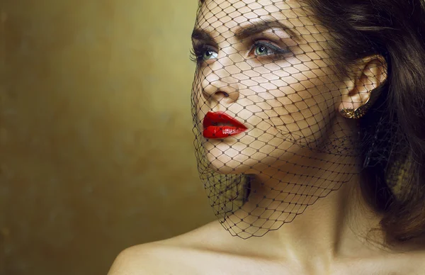 Высокая мода. Портрет модной модели с сексуальными красными губами, красивыми обнаженными плечами, идеальной кожей и сквозь черную вуаль. Закрывай. Студийный снимок Копирование пространства — стоковое фото