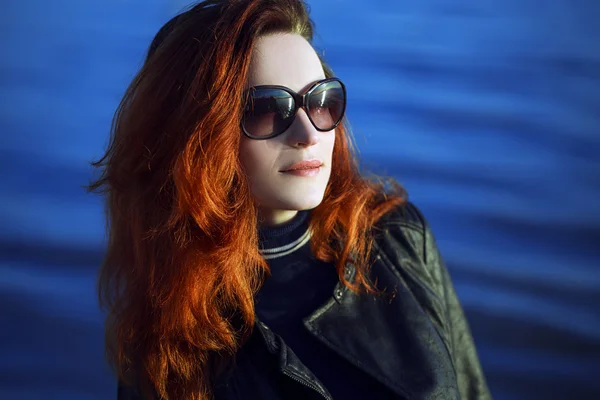 Beau portrait de mode d'une femme aux cheveux roux portant des vêtements décontractés, marchant sur la plage bleue le soir. pousse en plein air . — Photo