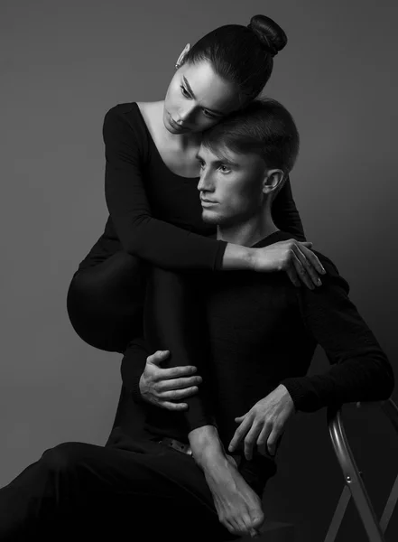 Чорно-біла модна фотографія сексуальної закоханої пари, яка позує в студії. Ідеальне волосся та шкіра. Натуральний макіяж . — стокове фото