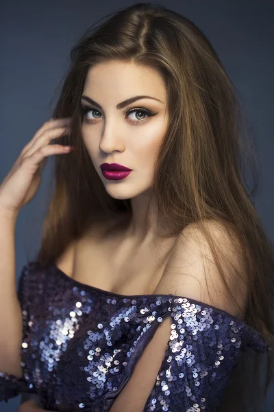 Menina de beleza sexy com lábios roxo-vermelhos. Maquiagem Provocativa. Mulher de luxo com olhos verdes. Moda Morena Retrato vestindo no vestido com brilhos. Cara de mulher linda. Cabelo longo — Fotografia de Stock