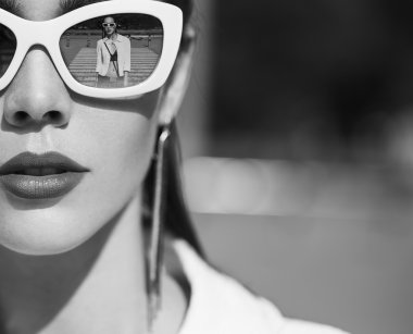 genç güzel ve şık casual giyim seksi esmer kız moda portre. Vogue stilini. açık bir atış. sokak moda kavramı