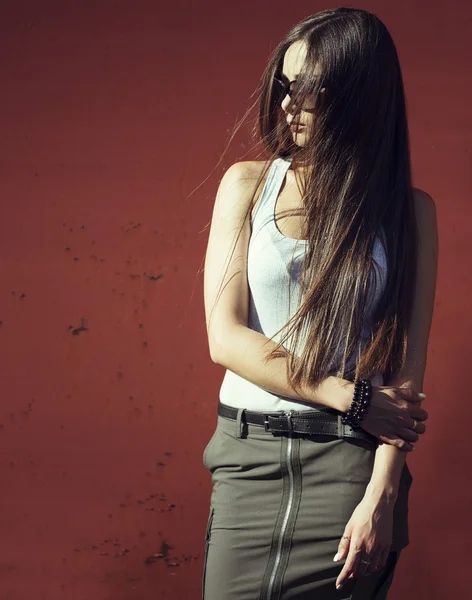 Luz y sombra concepto de moda. Retrato de moda de la hermosa chica morena en top blanco de moda y falda gris posando sobre fondo de metal oxidado. Piel y maquillaje perfectos. tiro al aire libre —  Fotos de Stock