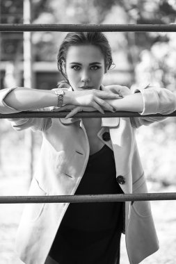 Kadın güzellik kavramı. Şık genç kız portresi hafif bir palto ve vahşi doğa üzerinde poz Siyah şeffaf elbise giymiş. Mükemmel saç ve cilt. Vogue tarzı. Açık atış