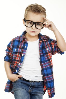 Komik child.fashionable gözlük, kot pantolon, spor ayakkabı Beyaz tişört ve ekose shirt.stylish çocuk küçük çocuk. moda çocuk