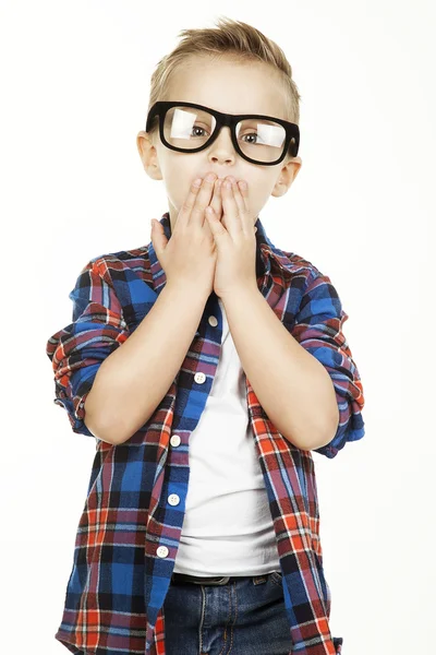 Engraçado child.fashionable menino em óculos, jeans, branco t-sh — Fotografia de Stock