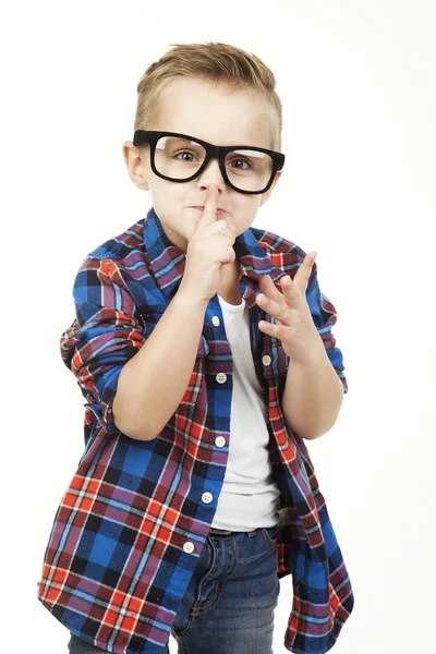 Engraçado child.fashionable menino em óculos, jeans, branco t-sh — Fotografia de Stock