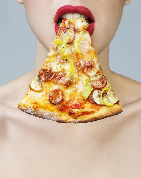 Jonge hongerige vrouw eten een stuk van pizza, geïsoleerd op wit. Perfecte huid en natuur make-up. — Stockfoto