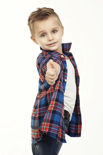 Menino engraçado child.fashionable em óculos, jeans, t-shirt branca e xadrez shirt.stylish miúdo em sapatos desportivos. moda crianças — Fotografia de Stock