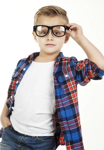 Śmieszne child.fashionable mały chłopiec w okularach, dżinsy, biały t-shirt i kratki shirt.stylish dziecko w buty sportowe. moda dzieci — Zdjęcie stockowe