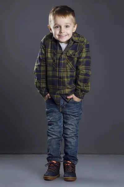 Criança engraçada. menino na moda em jeans, camisa branca e camisa xadrez. garoto elegante em choque e surpresa. moda crianças — Fotografia de Stock