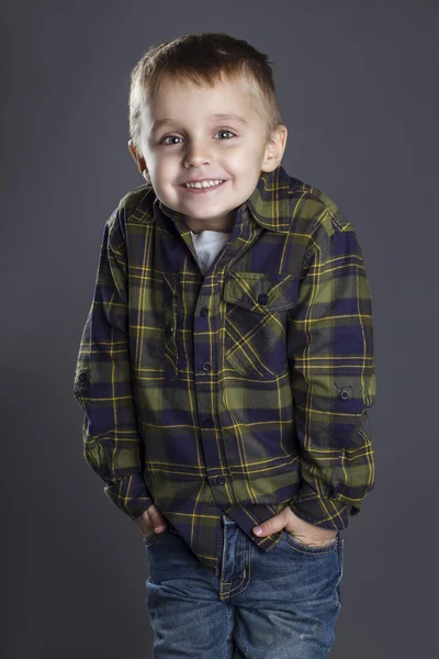 Criança engraçada. menino na moda em jeans, camisa branca e camisa xadrez. garoto elegante em choque e surpresa. moda crianças — Fotografia de Stock