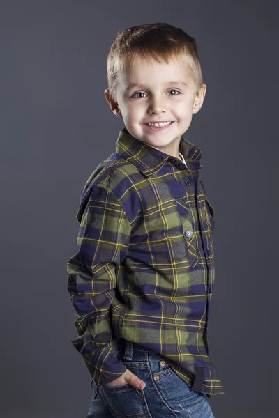 Lustiges Kind. modischer kleiner Junge in Jeans, weißem Hemd und kariertem Hemd. Stilvolles Kind unter Schock und Überraschung. Modekinder — Stockfoto