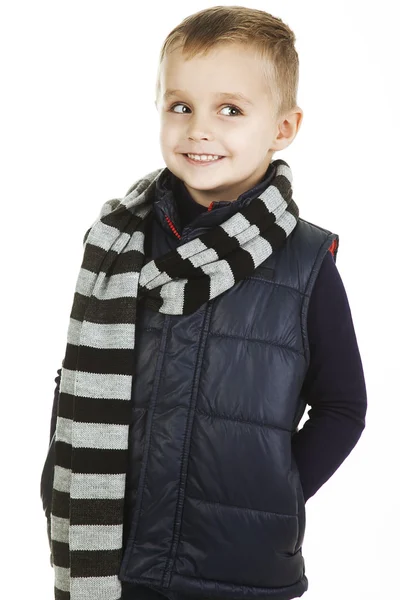 Ragazzina divertente. bambino alla moda in jeans, camicia nera, marmitta a strisce di lana e gilet imbottito. Ragazzo sorridente elegante. moda bambini — Foto Stock