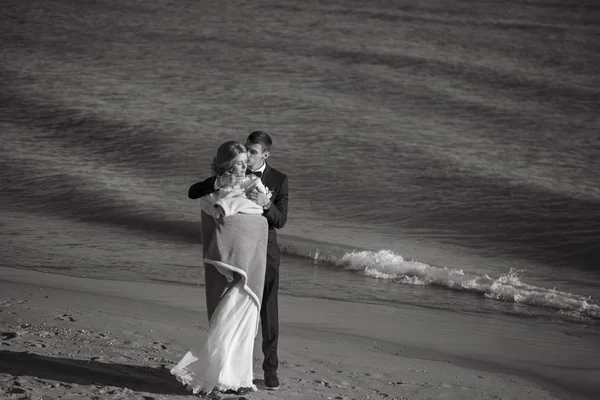 Jovem casal de casamento, noiva bonita com retrato do noivo no pôr do sol perto do mar, natureza ao ar livre — Fotografia de Stock