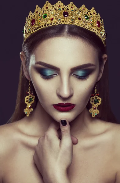 Schöne Frau Modell mit professionellem Make-up, in Schmuck. goldene Krone. roter Lippenstift. — Stockfoto