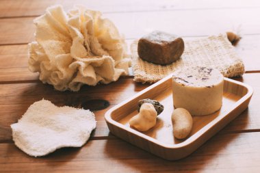 Doğal ve ekolojik kadınların doğal ahşap tabanlı kişisel hijyen ürünleri. Doğal el yapımı şampuan. Bambu diş fırçası. Yeniden kullanılabilir pamuk makyaj mendilleri. Yeniden kullanılabilir adet bezi pedi. Yeniden kullanılabilir bez sünger. Adet bardağı. Sıfır atık 