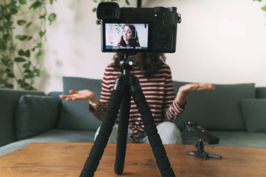 Kız video blogu evde. Kameraya seçici odaklanma. Video günlüğü kavramı