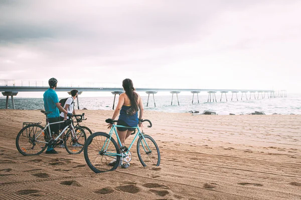 Vrienden Van Achteren Gezien Met Hun Fietsen Het Strand Bij — Stockfoto