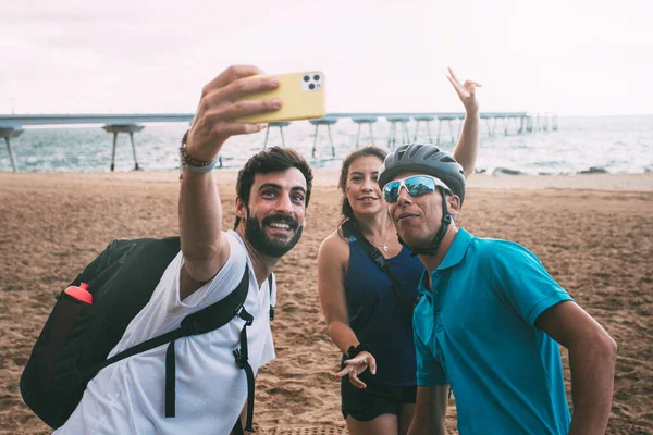 Vänner Ler Gör Selfie Med Smartphone Stranden Med Bro Bakom — Stockfoto