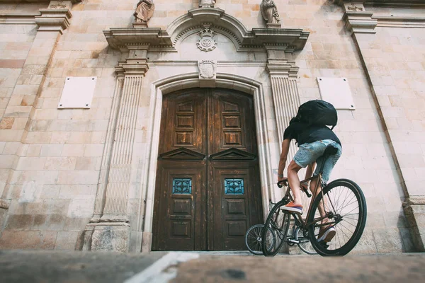 Jongen Met Een Rugzak Een Fiets Voor Een Houten Deur — Stockfoto