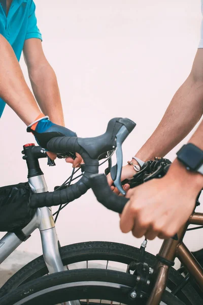 Detail Van Fietsers Hun Fiets Handen Van Twee Fietsers Die — Stockfoto