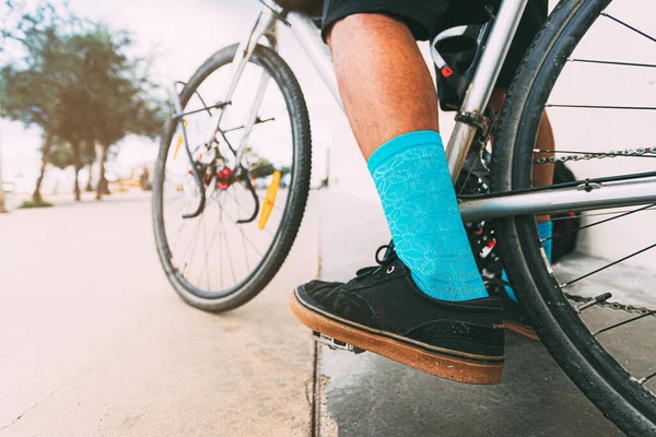 Detail Van Stedelijke Fietser Rijden Een Fiets Benen Schoenen Van — Stockfoto