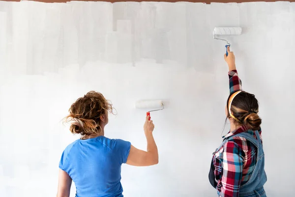 Dos Mujeres Pintando Nuevas Paredes Apartamentos Color Blanco Con Rodillo — Foto de Stock