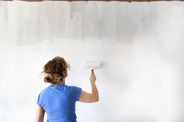 Mujer Pintando Nuevas Paredes Apartamentos Color Blanco Con Rodillo Pintura — Foto de Stock