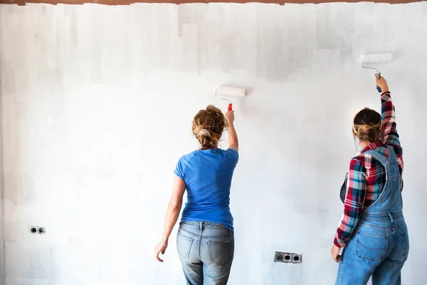 Dos Mujeres Pintando Nuevas Paredes Apartamentos Color Blanco Con Rodillo — Foto de Stock