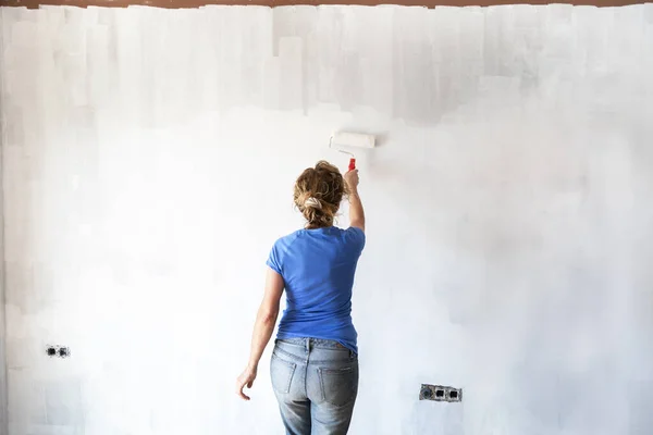 Mujer Pintando Nuevas Paredes Apartamentos Color Blanco Con Rodillo Pintura — Foto de Stock