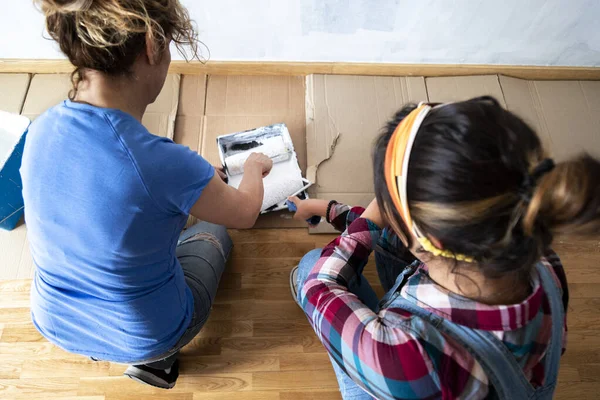 Top View Two Women Loading Paint Roller Paint Tray Preparing — Foto de Stock