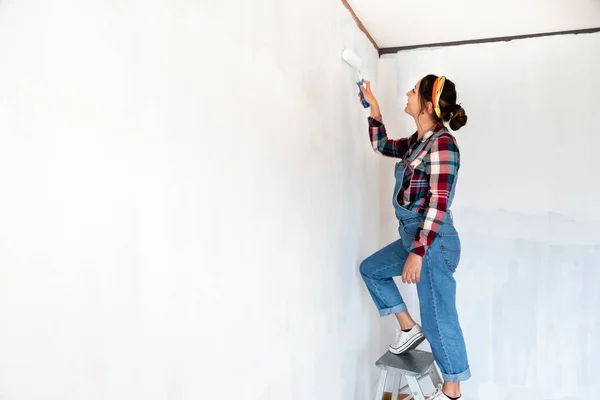 Young Woman Ladder Painting New Apartment Walls Color White Paint — Stock Photo, Image