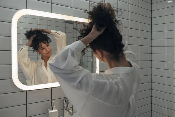 Jovem Mulher Raça Mista Olhando Espelho Banheiro Moderno Rapariga Faz — Fotografia de Stock