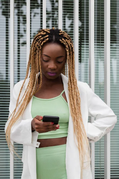 Ung Söt Svart Kvinna Tittar Mobilen Afrikansk Amerikansk Kvinna Med — Stockfoto
