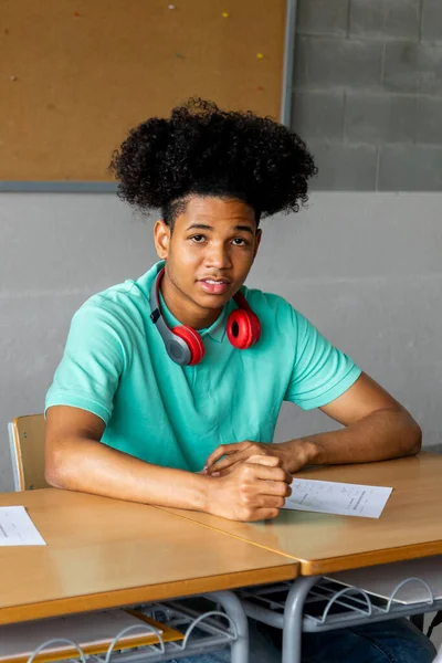 Afrikansk Amerikansk Tonårspojkstudent Sitter Bakom Skrivbordet Klassrummet Och Tittar Kameran — Stockfoto