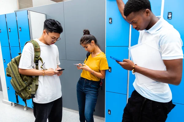 Een Groep Multiraciale Tieners Die Hun Mobiele Telefoon Gebruiken Gang — Stockfoto