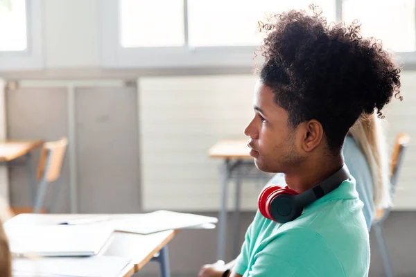 Afro Amerikaanse Tiener Klas Mannelijke Scholier Die Luistert Naar Zijn — Stockfoto