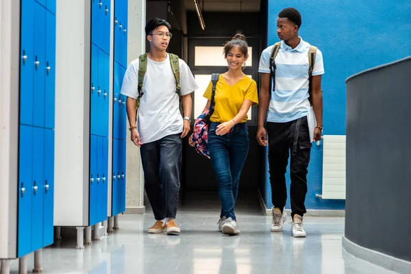 Grupa Nastolatków Zmieniających Klasy Spacerując Szkolnym Korytarzem Wracać Szkoły Koncepcja — Zdjęcie stockowe
